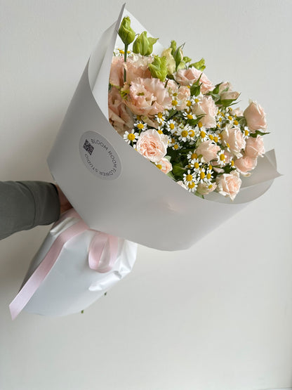 Арт-букет «Morning Blush» с персиковыми кустовыми розами, эустомой и ромашкой в белой упаковке