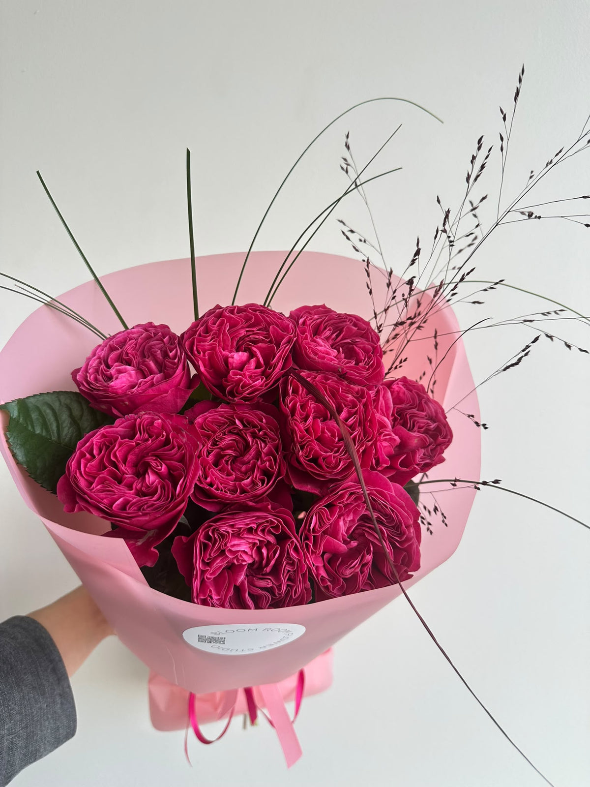 „Ruby Romance“ kimp 9 kirsiroosast Pink’n’Pretty roosist hirsiga roosas pakendis