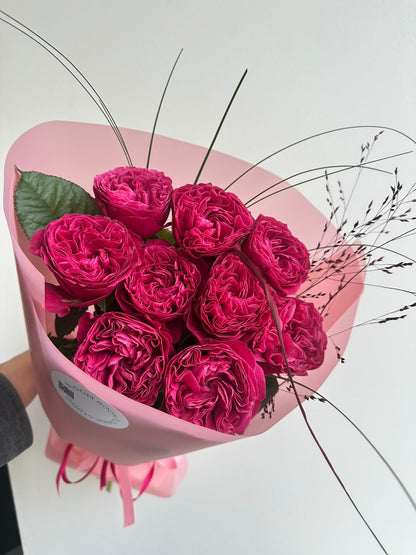 „Ruby Romance“ kimp 9 kirsiroosast Pink’n’Pretty roosist hirsiga roosas pakendis