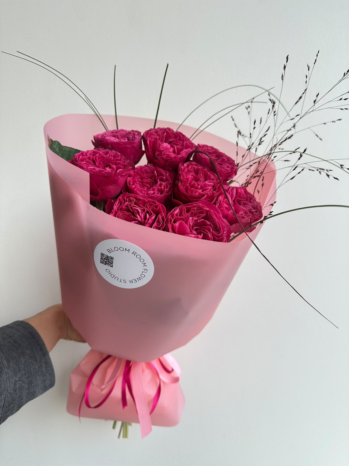 „Ruby Romance“ kimp 9 kirsiroosast Pink’n’Pretty roosist hirsiga roosas pakendis