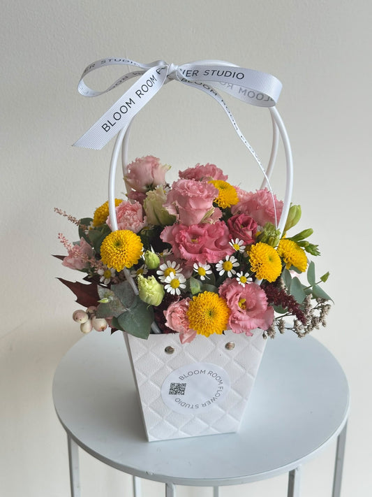 Hold me close mini flower bag with pink eustoma, yellow chrysanthemums and chamomile in a white Bloom Room bag – BloomRoom.ee, värsked lilled Tallinnas