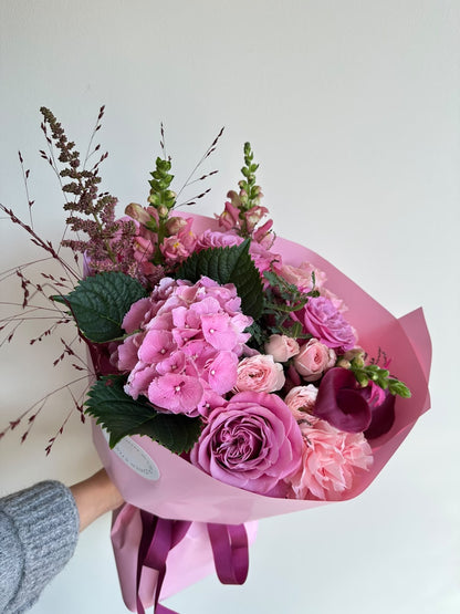 „Velvet Dream“ kimp roosa hortensia, lillakate rooside, kobarrooside, burgundia kallade ja lõvilõugadega roosas pakendis