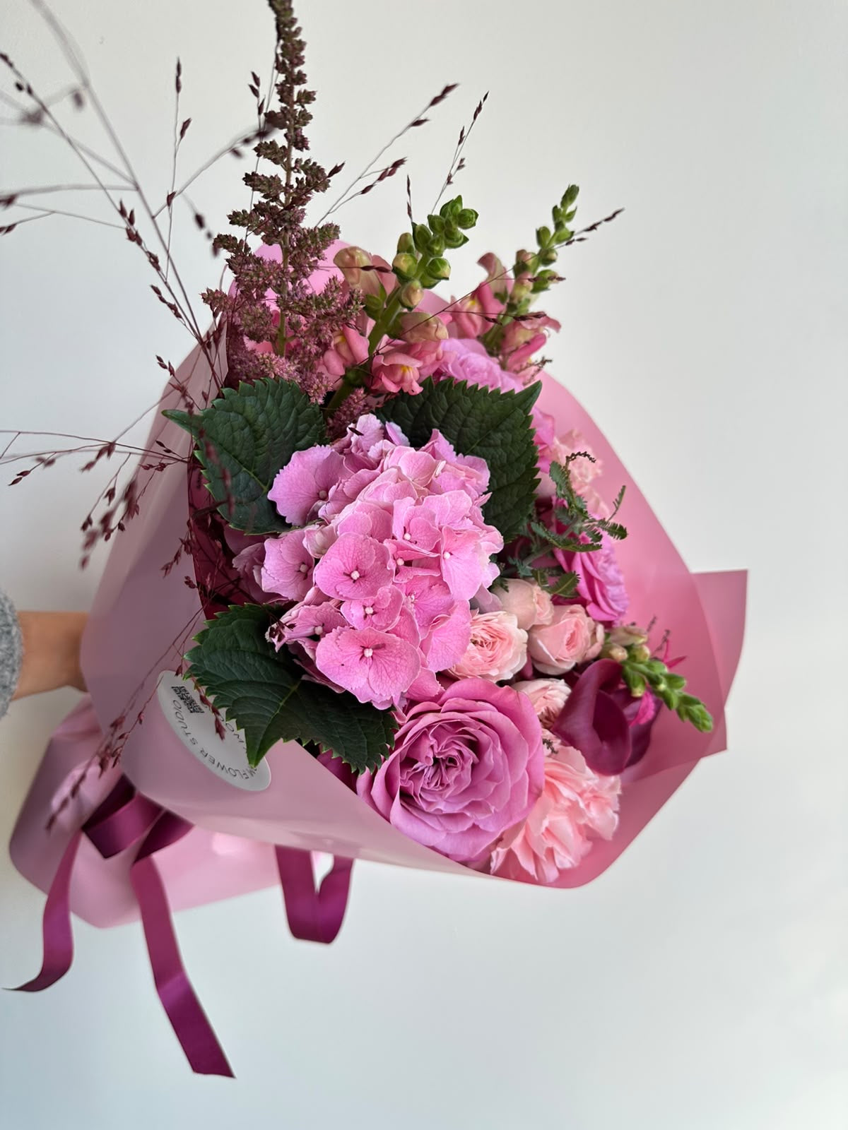 „Velvet Dream“ kimp roosa hortensia, lillakate rooside, kobarrooside, burgundia kallade ja lõvilõugadega roosas pakendis