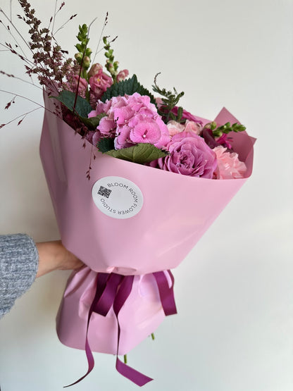 „Velvet Dream“ kimp roosa hortensia, lillakate rooside, kobarrooside, burgundia kallade ja lõvilõugadega roosas pakendis