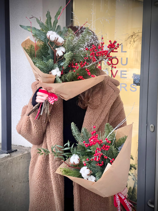 Авторский арт-букет / Signature bouquet by Best Florist in Tallinn includes seasonal flowers wrapped in waterproof paper, tied with branded ribbon, with a sticker and care instructions included. – BloomRoom.ee, värsked lilled Tallinnas