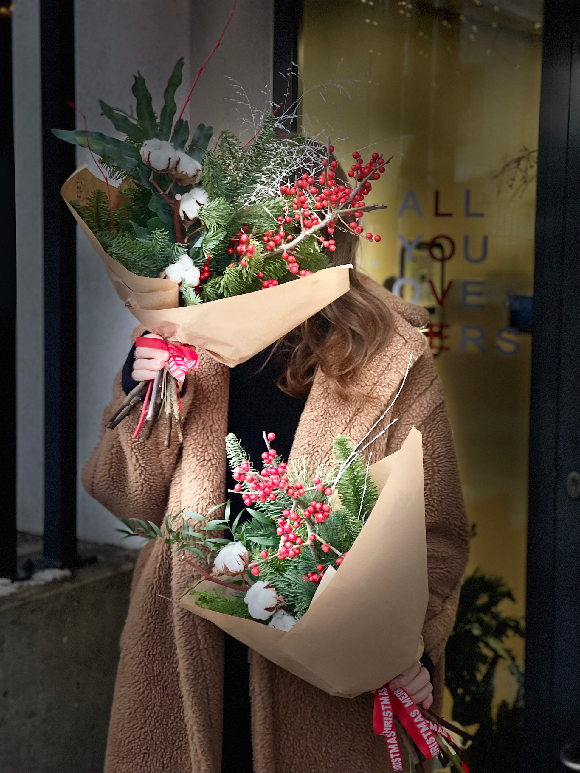 Авторский арт-букет / Signature bouquet by Best Florist in Tallinn includes seasonal flowers wrapped in waterproof paper, tied with branded ribbon, with a sticker and care instructions included.