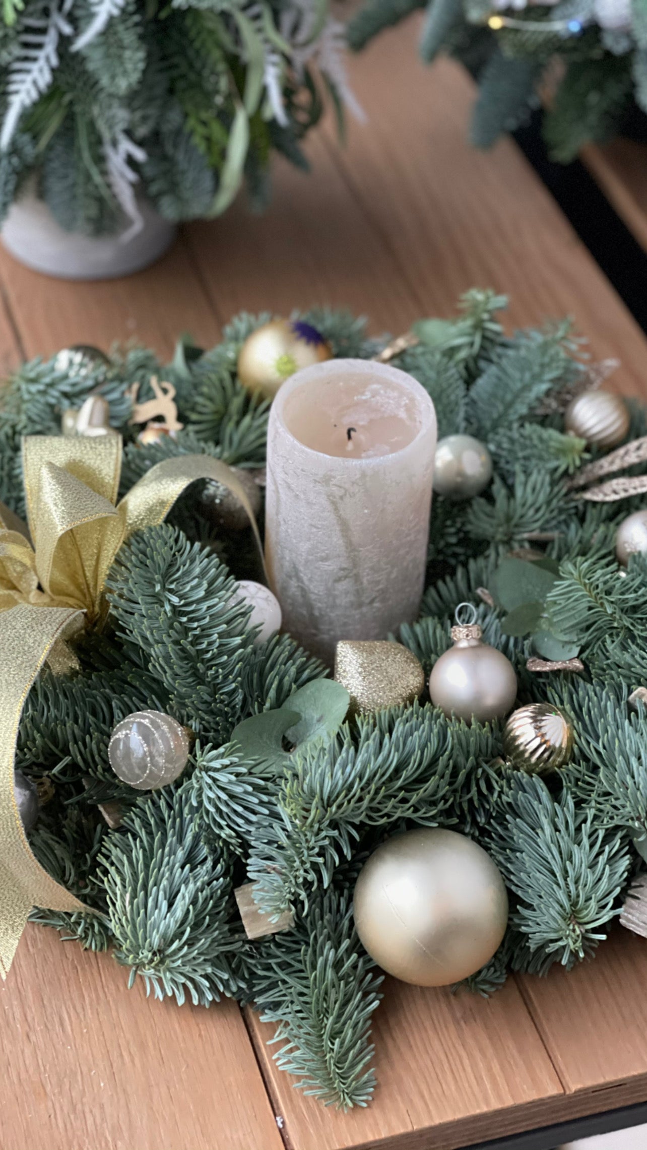 Jõuluvana pärg koos küünla ja kuldsete kaunistustega | Рождественский венок с свечой и золотыми украшениями | Christmas wreath with a candle and golden decorations