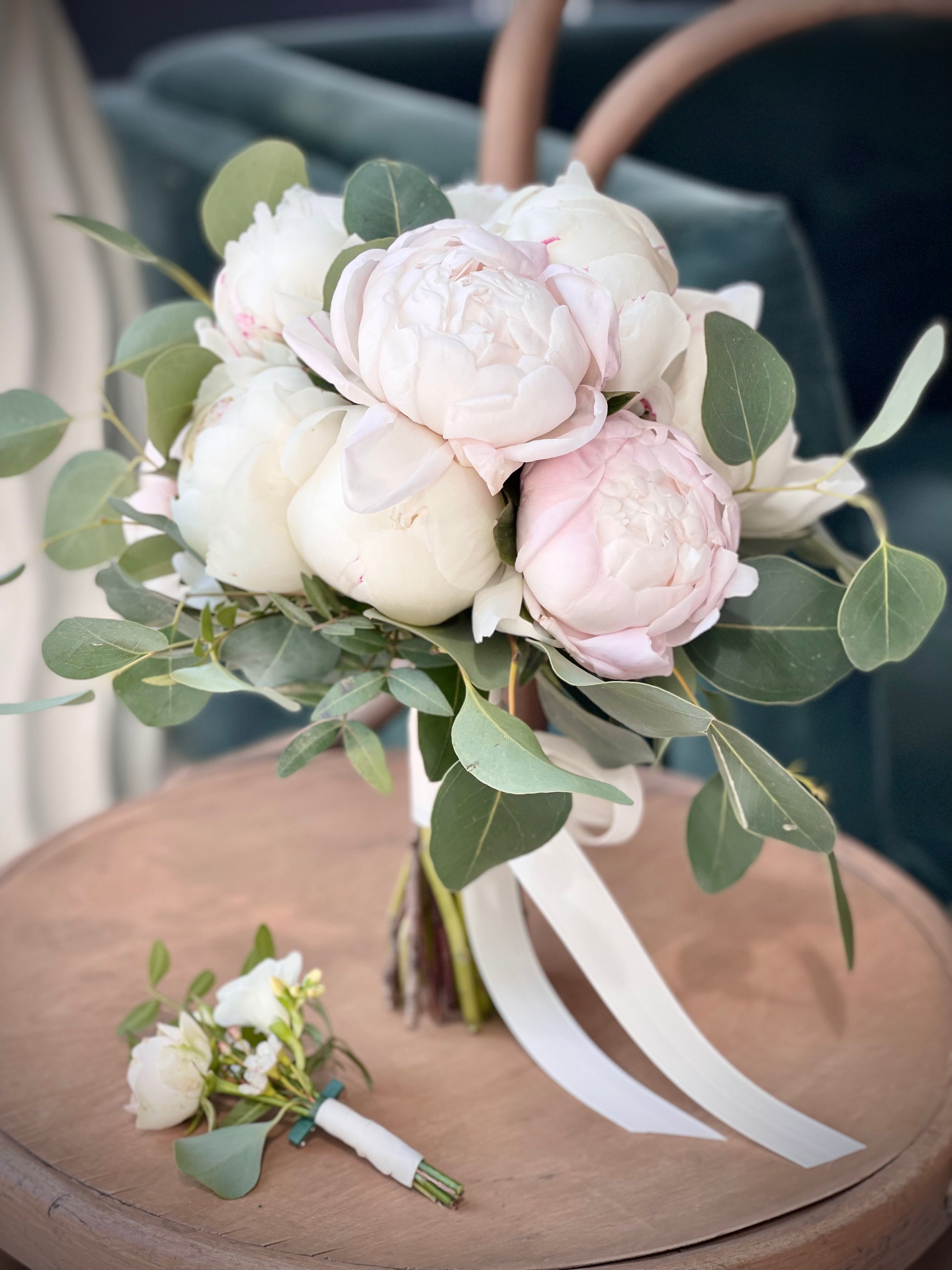 Авторский арт-букет / Signature bouquet by Best Florist in Tallinn includes seasonal flowers wrapped in waterproof paper, tied with branded ribbon, with a sticker and care instructions included.