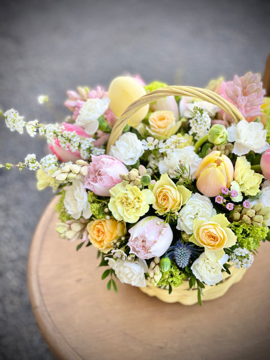 Авторский арт-букет / Signature bouquet by Best Florist in Tallinn includes seasonal flowers wrapped in waterproof paper, tied with branded ribbon, with a sticker and care instructions included.