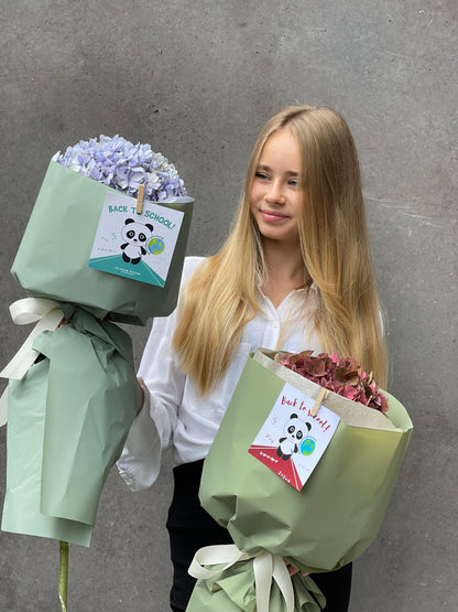 Авторский арт-букет / Signature bouquet by Best Florist in Tallinn includes seasonal flowers wrapped in waterproof paper, tied with branded ribbon, with a sticker and care instructions included.