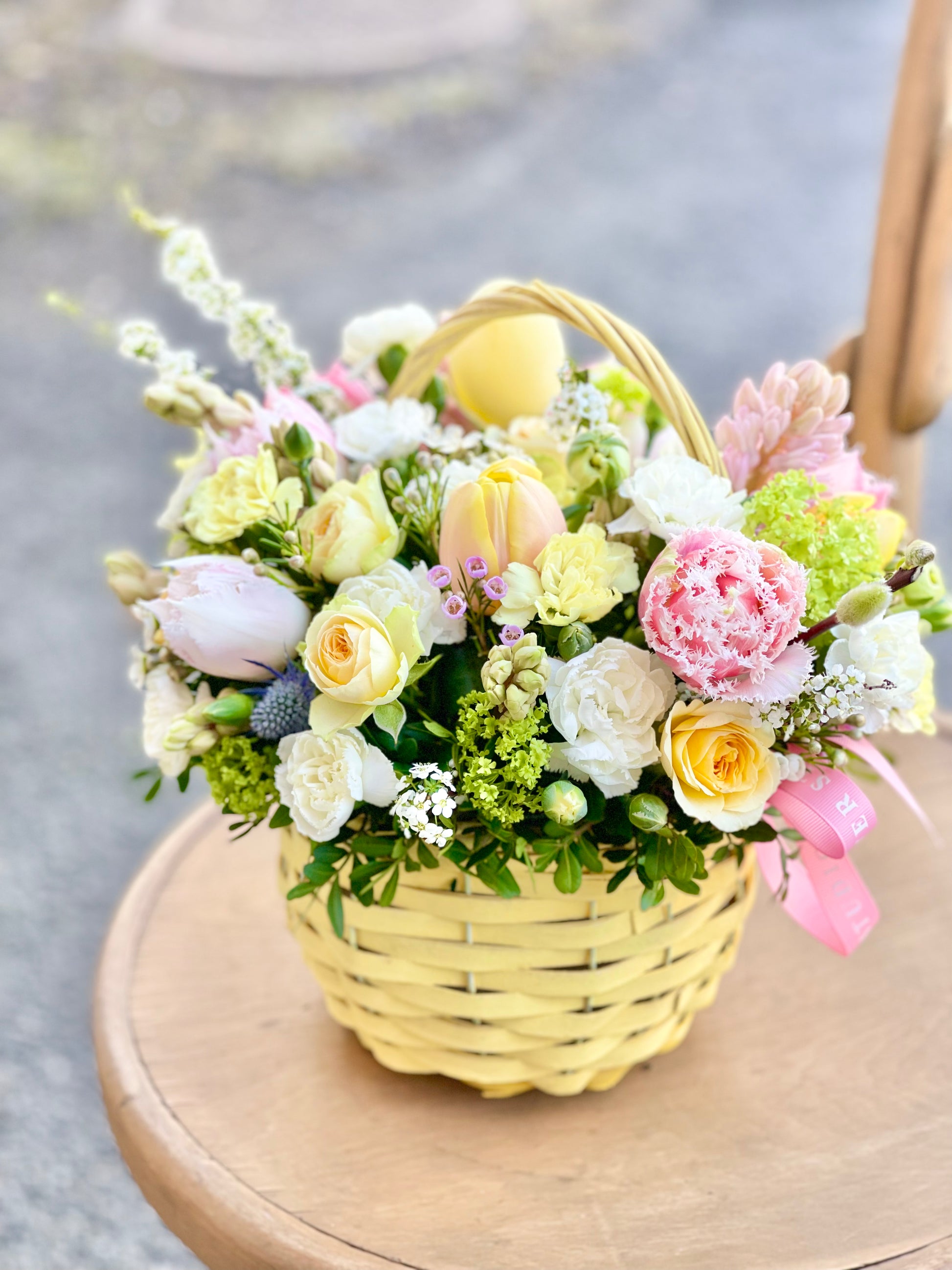 Авторский арт-букет / Signature bouquet by Best Florist in Tallinn includes seasonal flowers wrapped in waterproof paper, tied with branded ribbon, with a sticker and care instructions included.