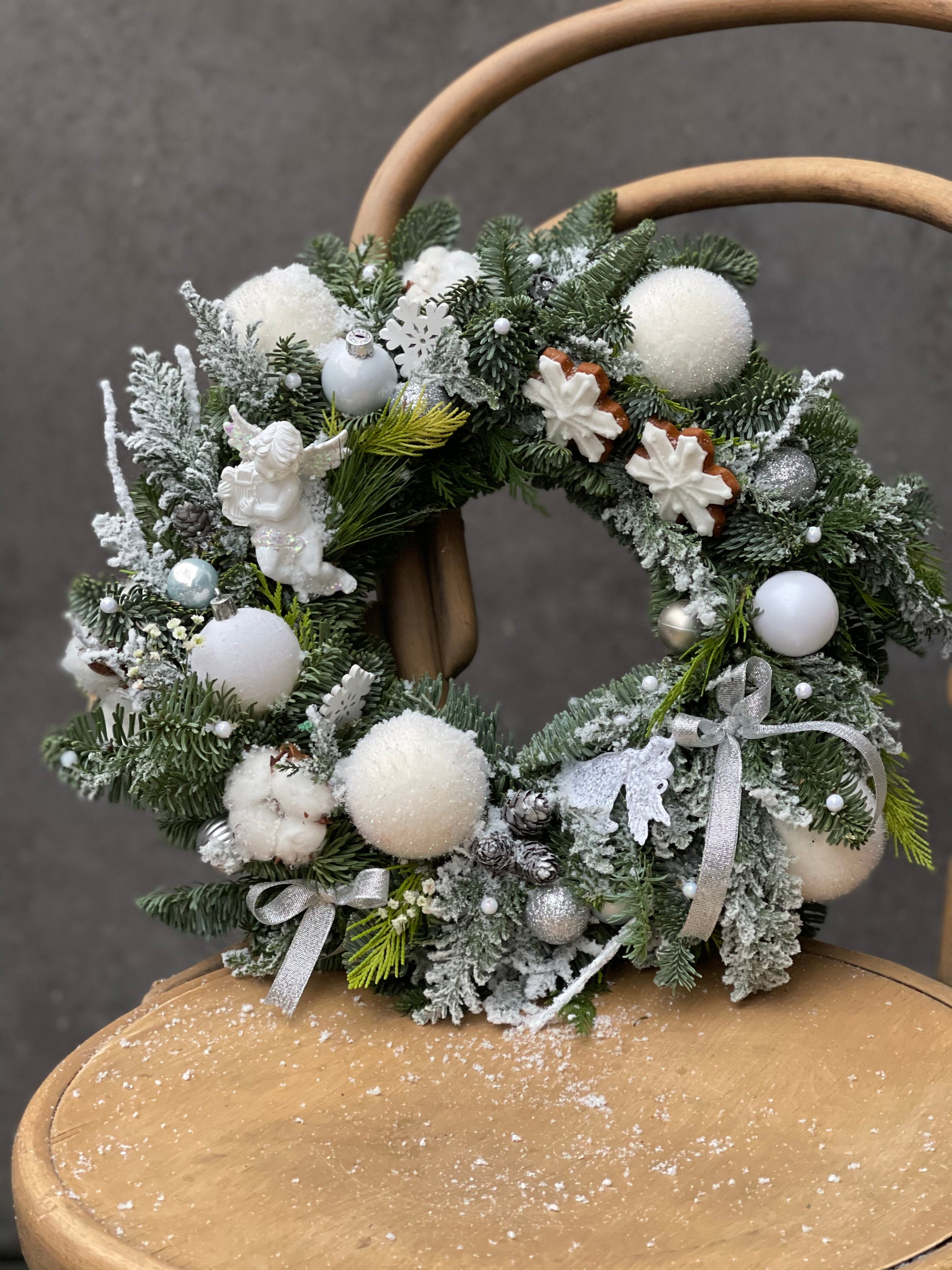 Jõuluvanas kaunistatud pärg valgete oranžide, hõbedaste ja roheliste detailidega | С рождественским декором в белых и серебристых оттенках | Christmas wreath adorned with white, silver, and green details