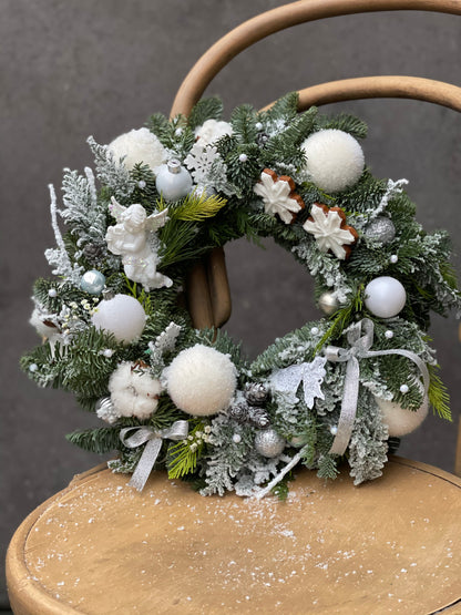 Jõuluvanas kaunistatud pärg valgete oranžide, hõbedaste ja roheliste detailidega | С рождественским декором в белых и серебристых оттенках | Christmas wreath adorned with white, silver, and green details