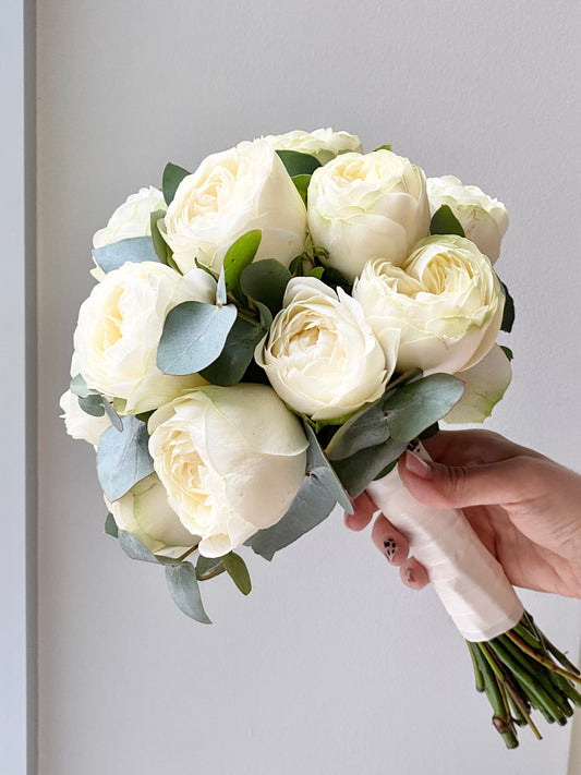 Авторский арт-букет / Signature bouquet by Best Florist in Tallinn includes seasonal flowers wrapped in waterproof paper, tied with branded ribbon, with a sticker and care instructions included.