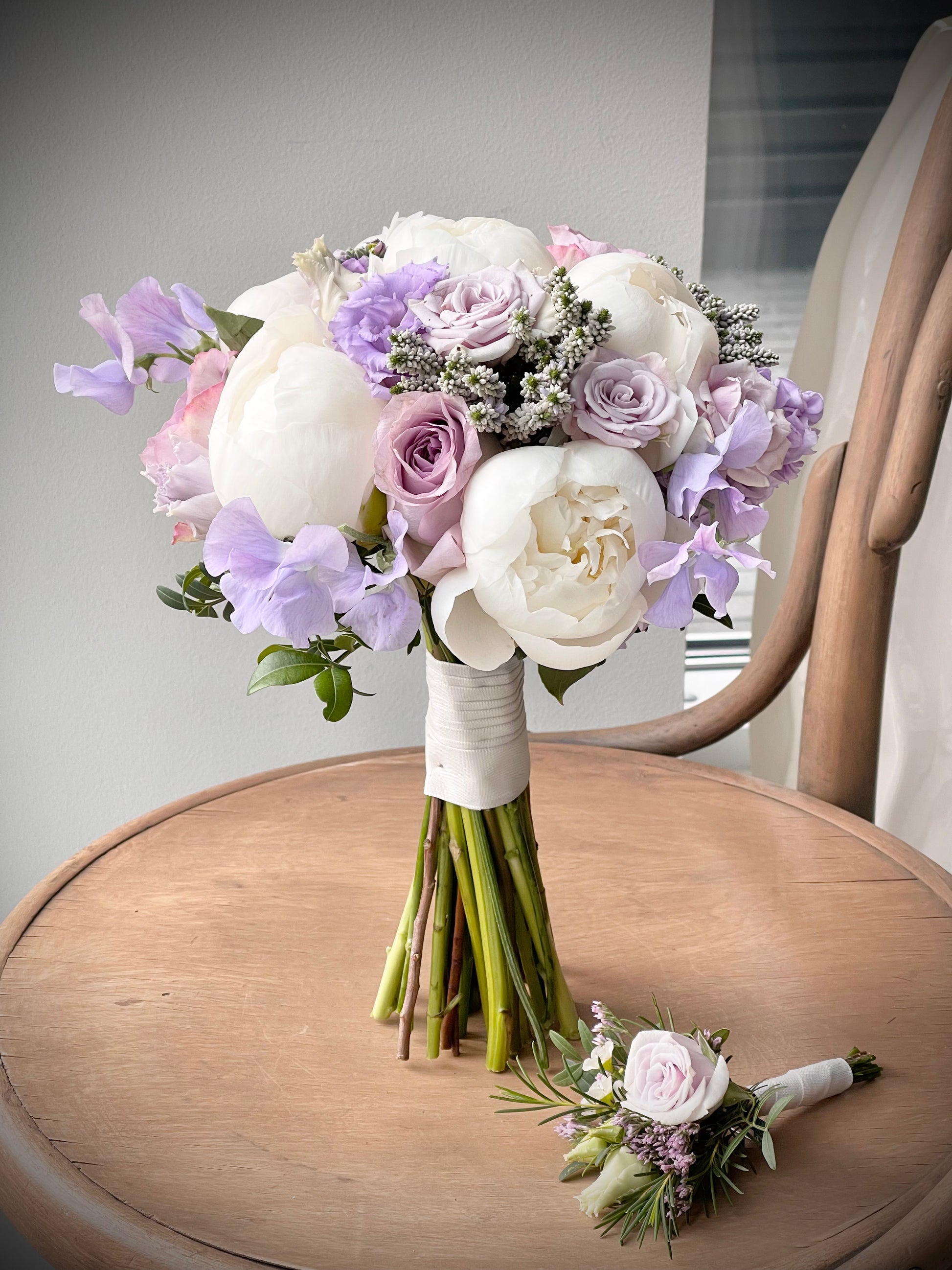 Авторский арт-букет / Signature bouquet by Best Florist in Tallinn includes seasonal flowers wrapped in waterproof paper, tied with branded ribbon, with a sticker and care instructions included.