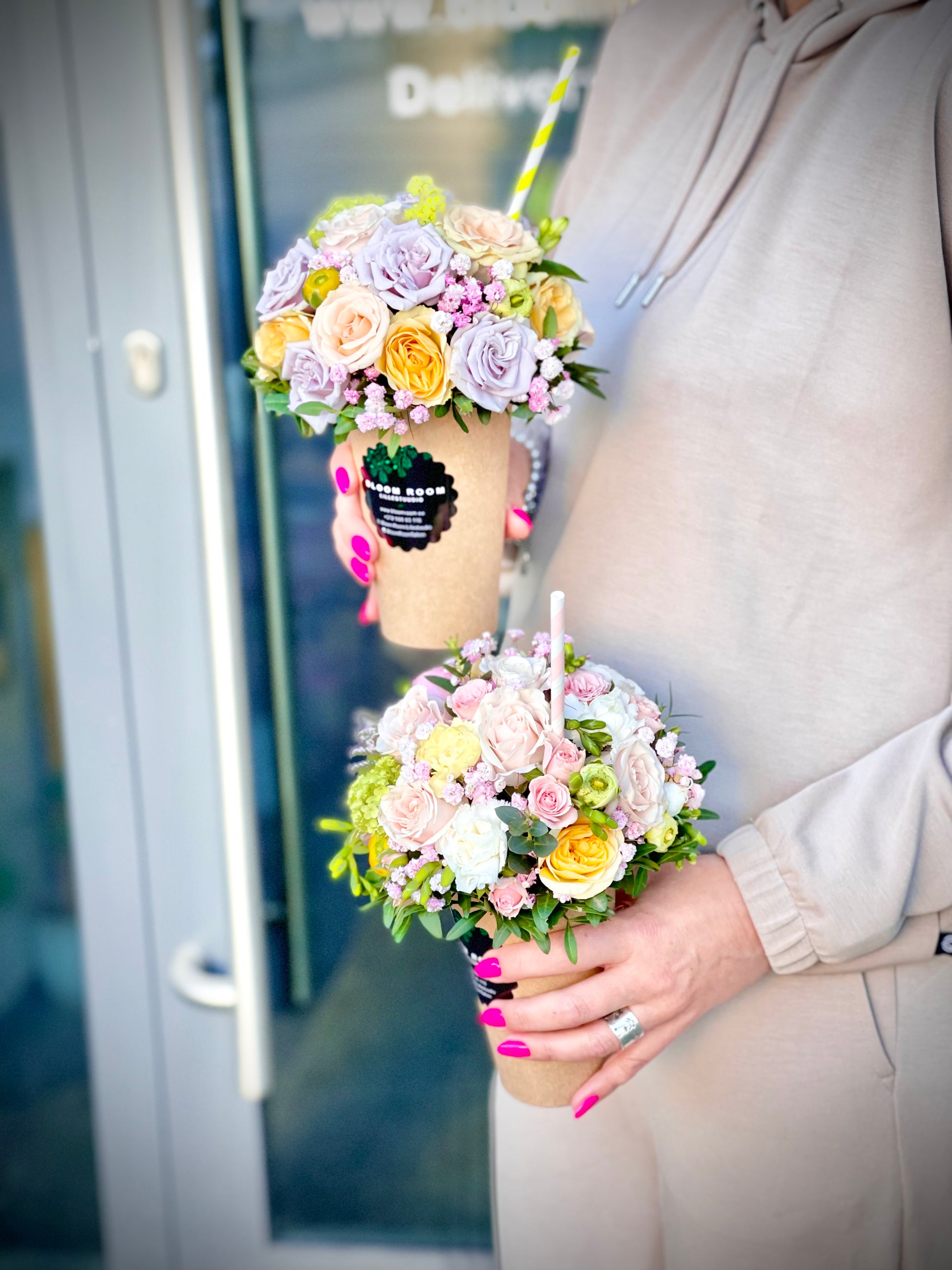 Авторский арт-букет / Signature bouquet by Best Florist in Tallinn includes seasonal flowers wrapped in waterproof paper, tied with branded ribbon, with a sticker and care instructions included.