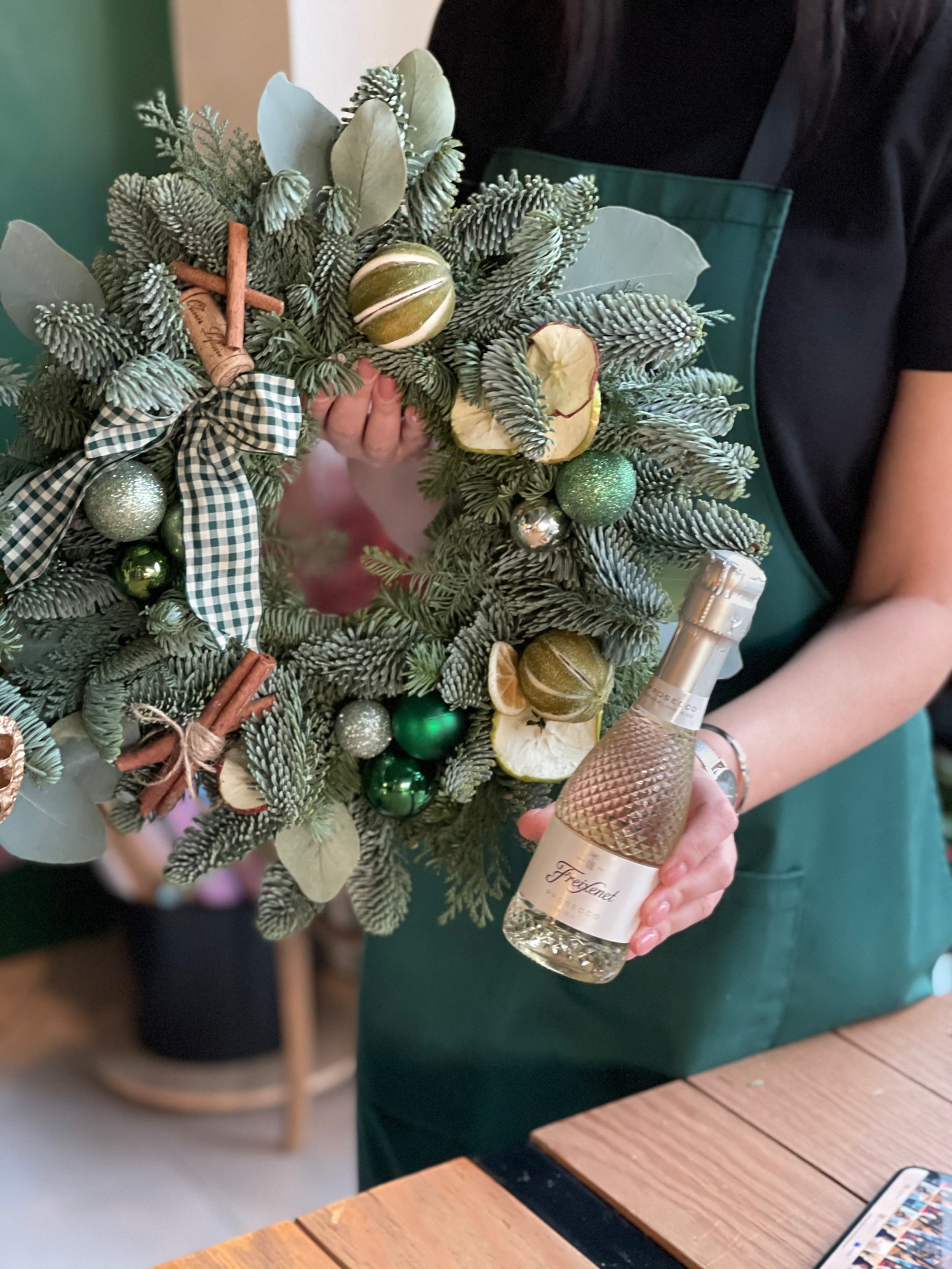 Jõulukäev valgete ja roheliste kaunistustega | Рождественский венок с белыми и зелеными украшениями | Christmas wreath adorned with white and green decorations