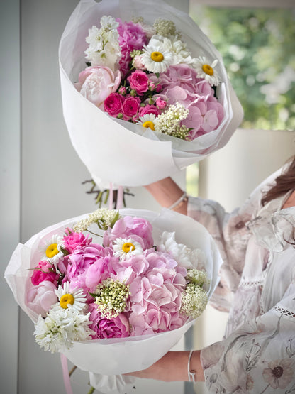 Авторский арт-букет / Signature bouquet by Best Florist in Tallinn includes seasonal flowers wrapped in waterproof paper, tied with branded ribbon, with a sticker and care instructions included.
