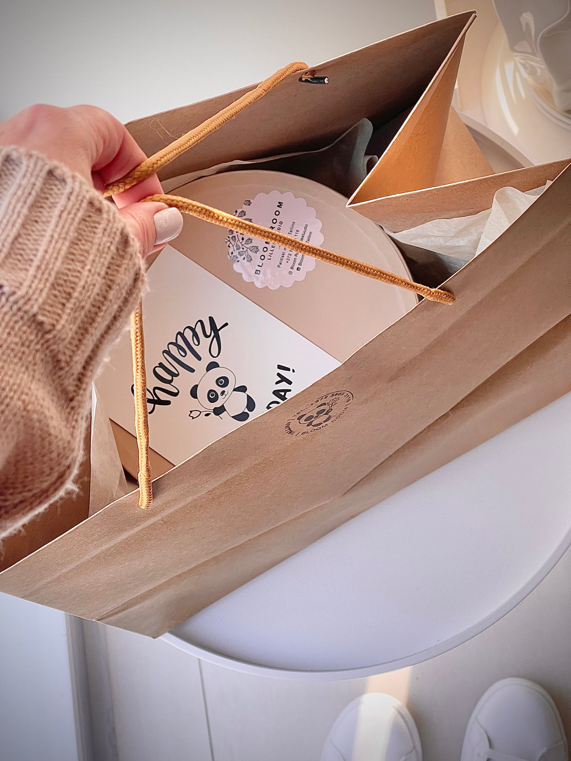 Авторский арт-букет / Signature bouquet by Best Florist in Tallinn includes seasonal flowers wrapped in waterproof paper, tied with branded ribbon, with a sticker and care instructions included.