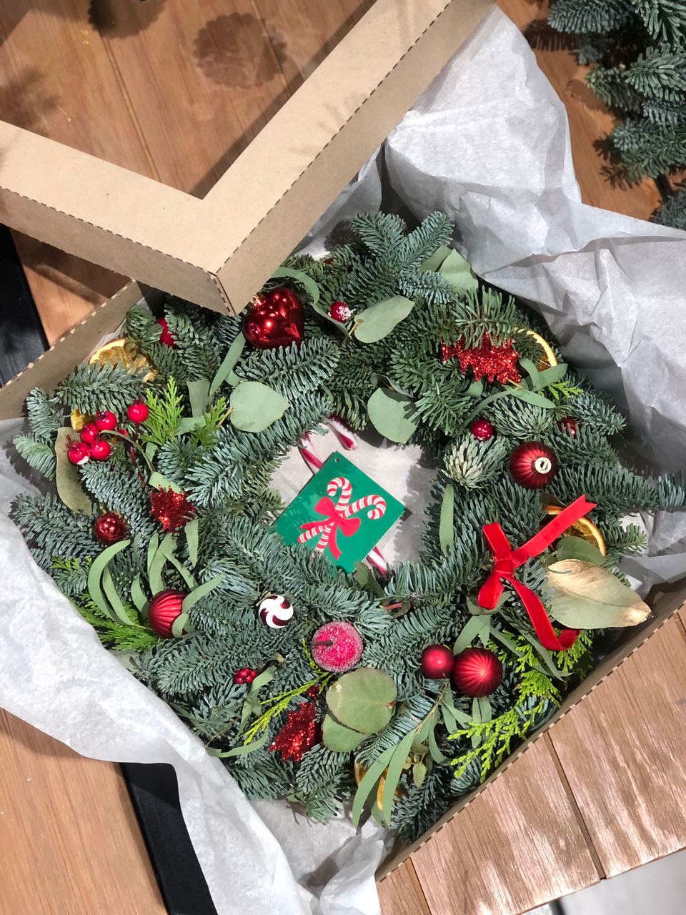 Jõuluvana pärg punaste kaunistustega | Рождественский венок с красными украшениями | Christmas wreath with red decorations