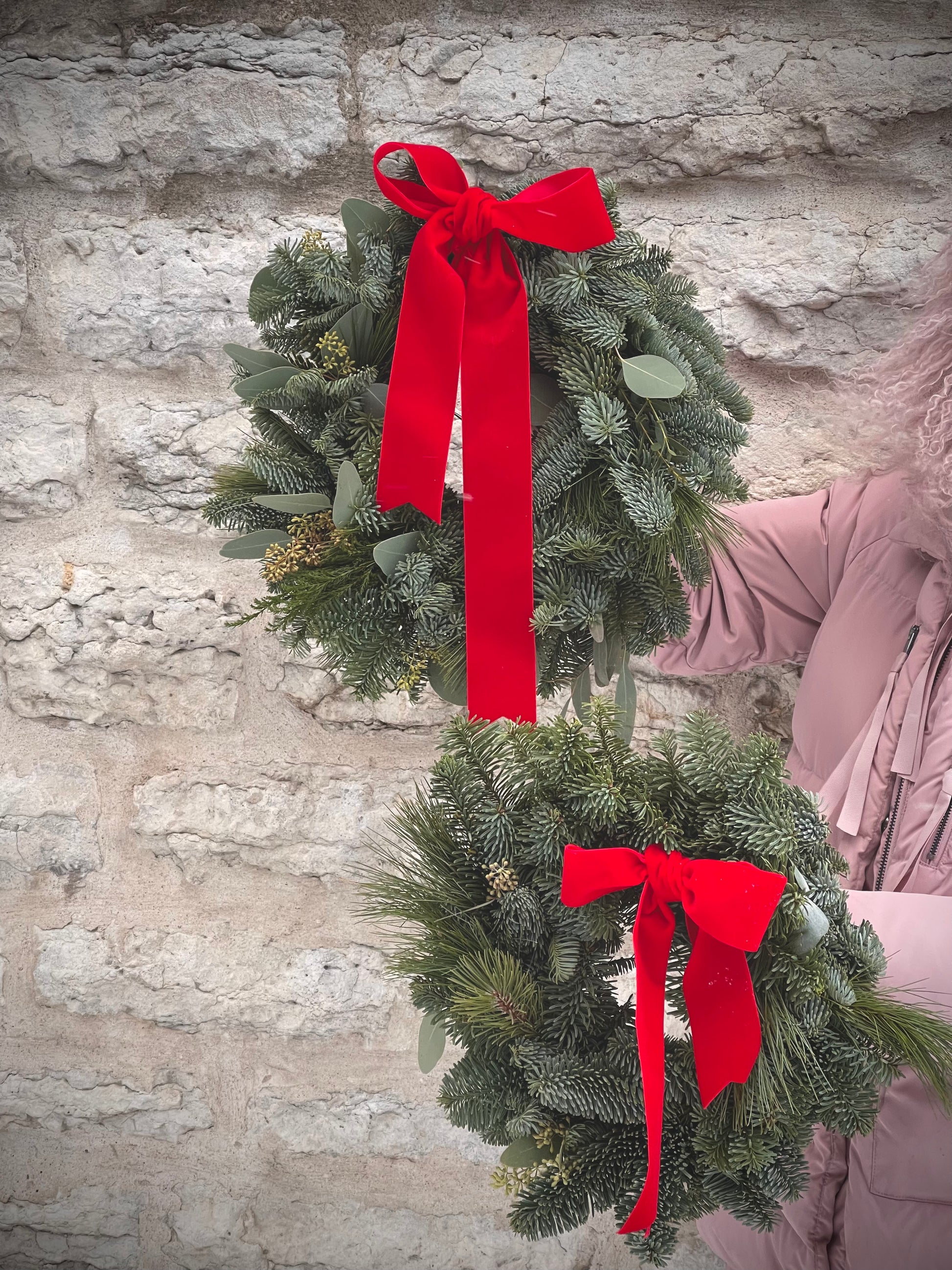 Авторский арт-букет / Signature bouquet by Best Florist in Tallinn includes seasonal flowers wrapped in waterproof paper, tied with branded ribbon, with a sticker and care instructions included.
