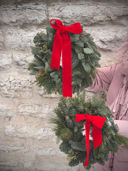 Авторский арт-букет / Signature bouquet by Best Florist in Tallinn includes seasonal flowers wrapped in waterproof paper, tied with branded ribbon, with a sticker and care instructions included.