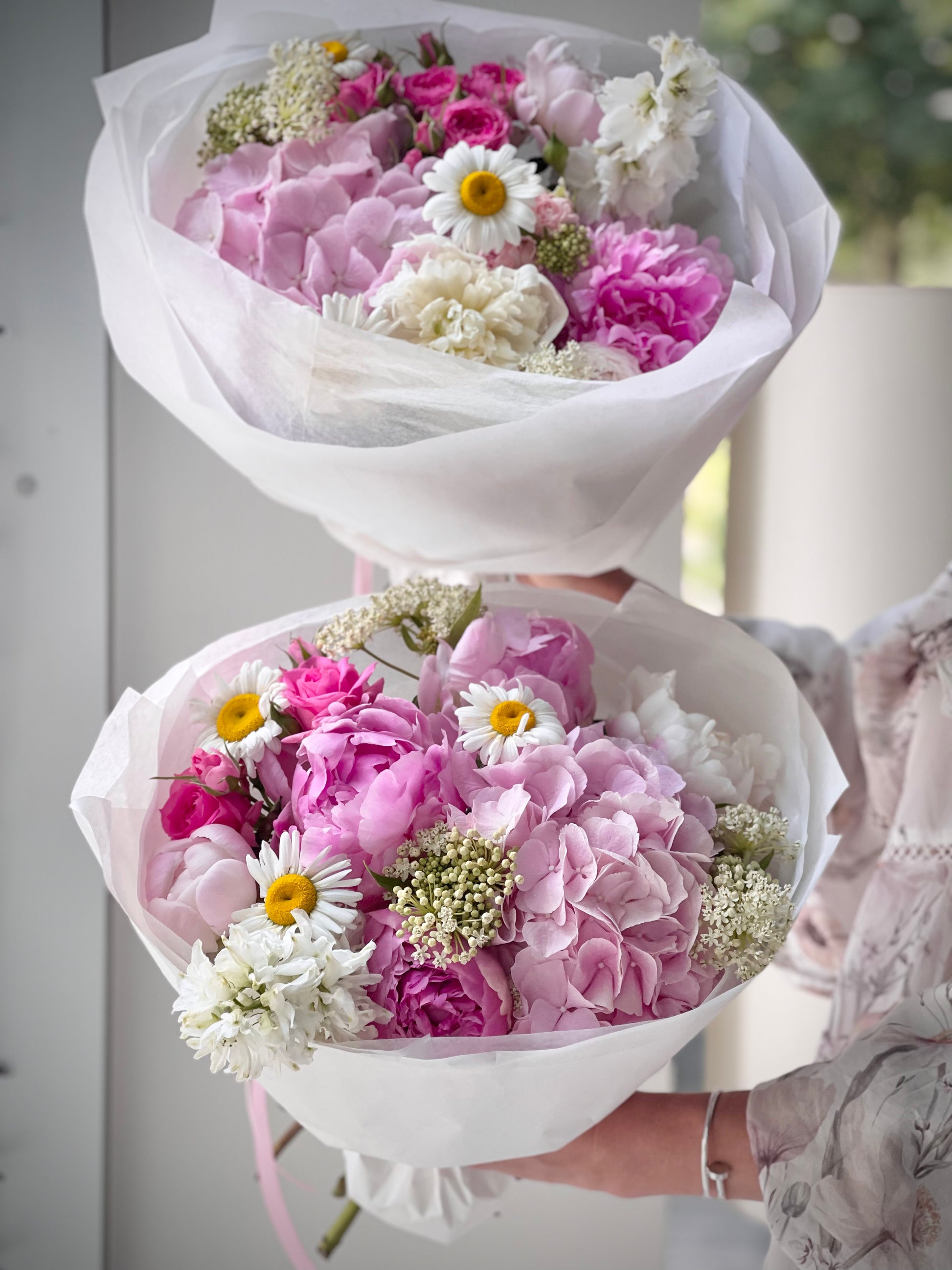 Авторский арт-букет / Signature bouquet by Best Florist in Tallinn includes seasonal flowers wrapped in waterproof paper, tied with branded ribbon, with a sticker and care instructions included.
