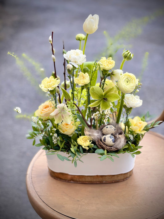 Авторский арт-букет / Signature bouquet by Best Florist in Tallinn includes seasonal flowers wrapped in waterproof paper, tied with branded ribbon, with a sticker and care instructions included.