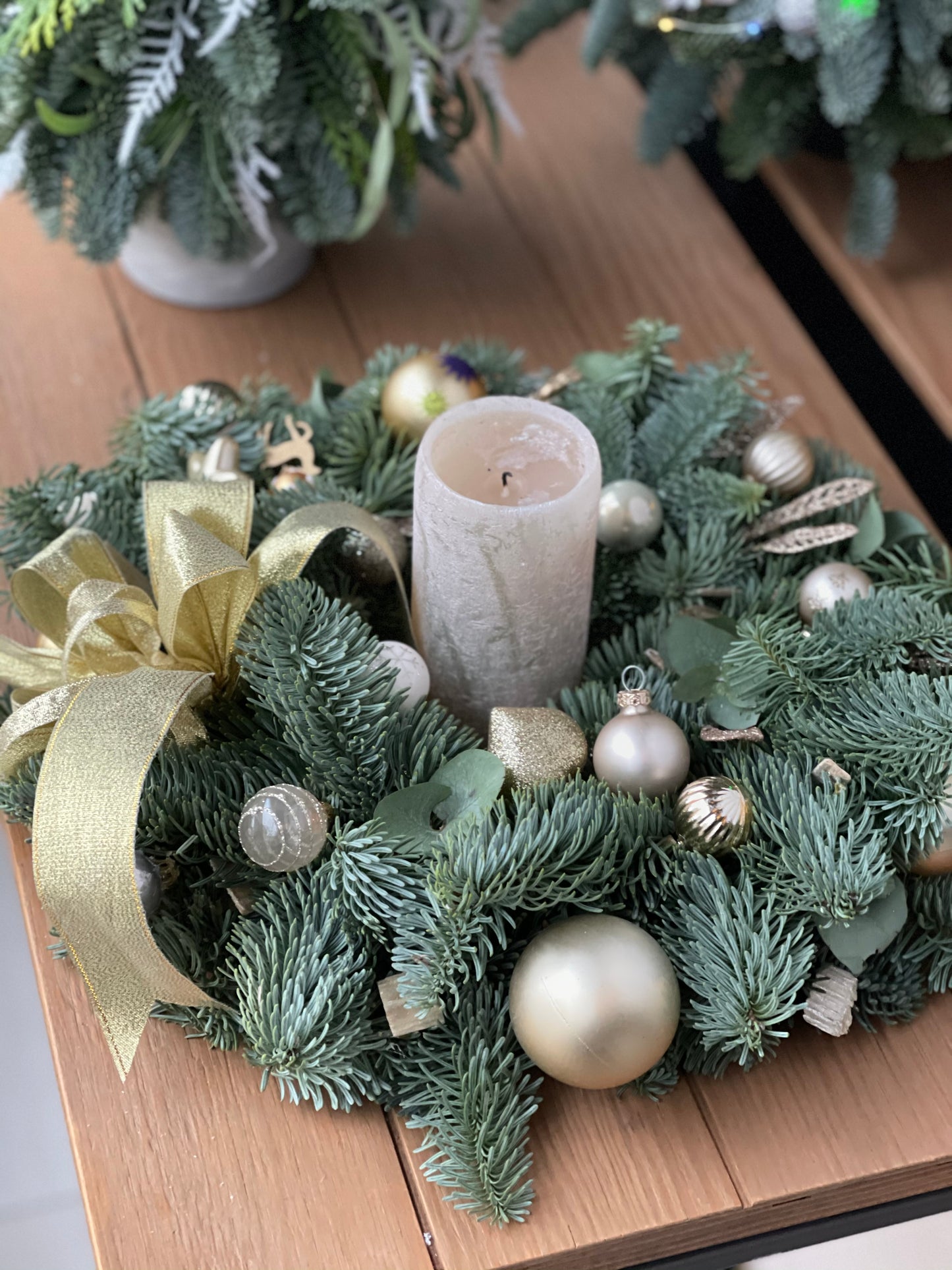 Jõulune pärg koos küünla ja kuldsete kaunistustega | Рождественский венок с свечой и золотыми украшениями | Christmas wreath with a candle and golden decorations