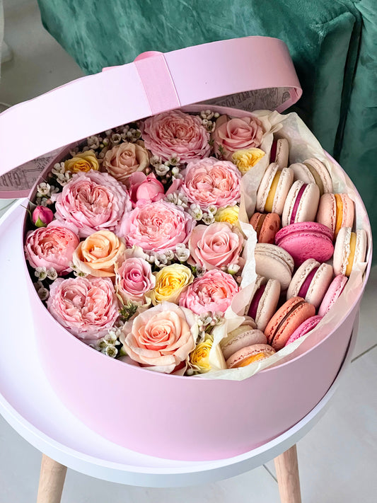 Roosa kingitus, millel on roosid ja makroonid | Розовый подарок с розами и макаронами | Pink gift box with roses and macarons
