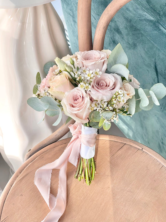 Авторский арт-букет / Signature bouquet by Best Florist in Tallinn includes seasonal flowers wrapped in waterproof paper, tied with branded ribbon, with a sticker and care instructions included.