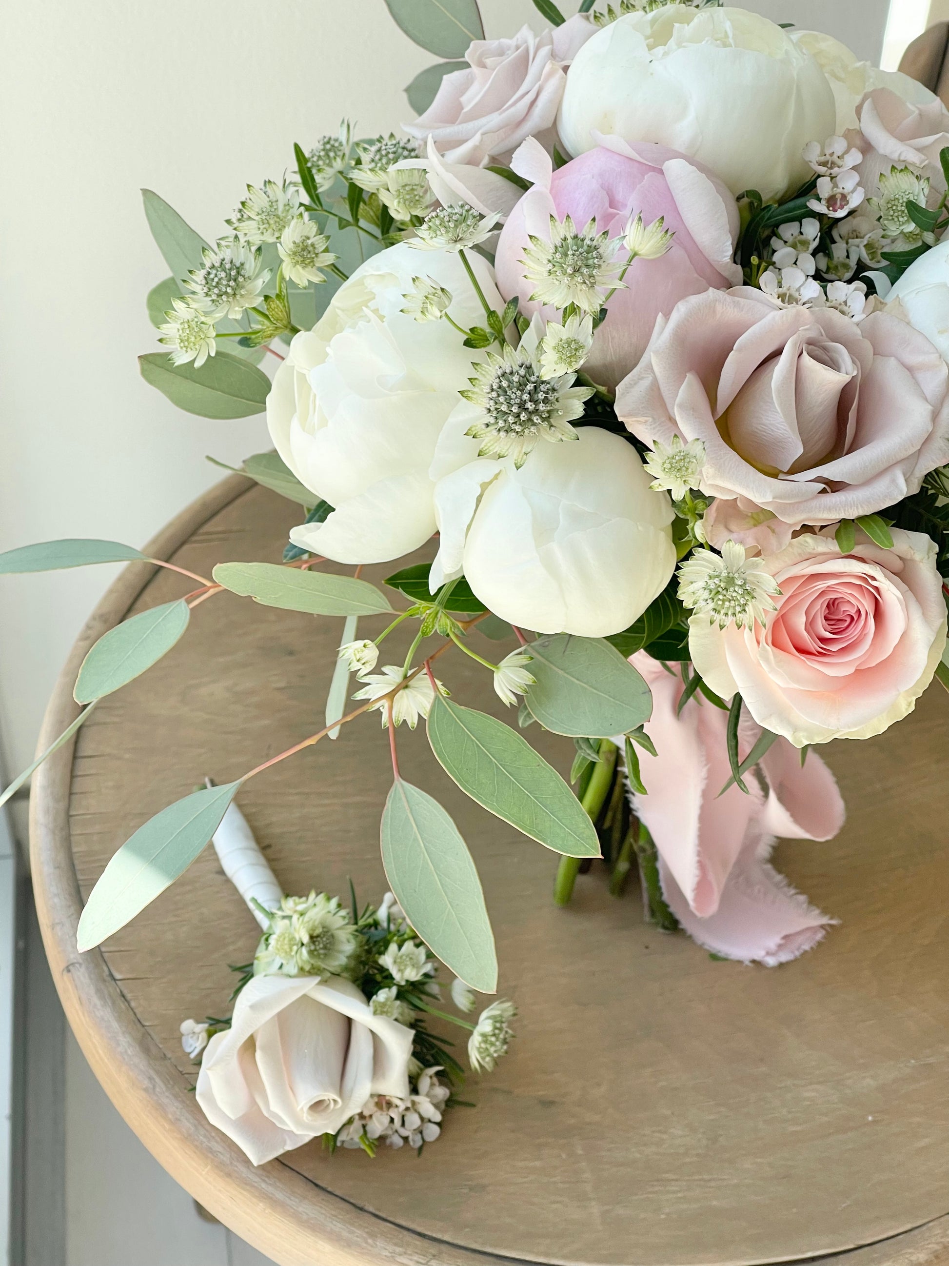 Авторский арт-букет / Signature bouquet by Best Florist in Tallinn includes seasonal flowers wrapped in waterproof paper, tied with branded ribbon, with a sticker and care instructions included.