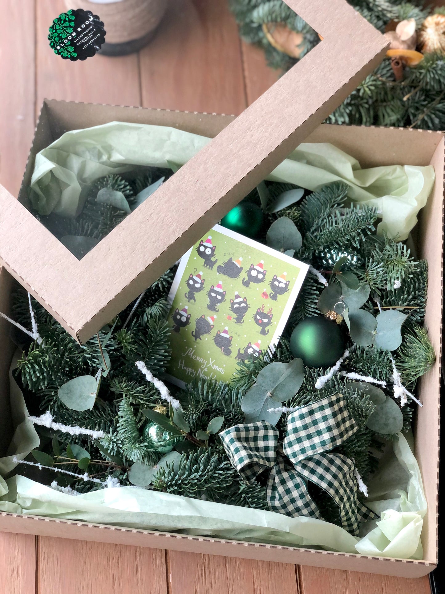 Jõulune lilleseade kinkekarbis | Подарочная коробка с рождественским букетом | Christmas wreath gift box with decorative ornaments