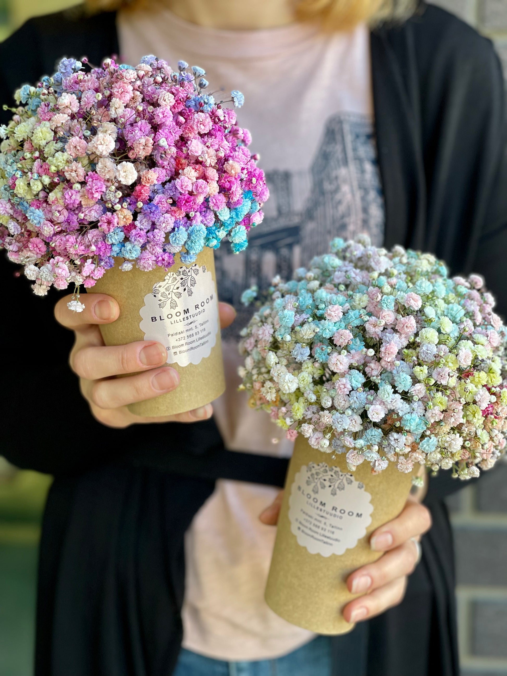 Авторский арт-букет / Signature bouquet by Best Florist in Tallinn includes seasonal flowers wrapped in waterproof paper, tied with branded ribbon, with a sticker and care instructions included.