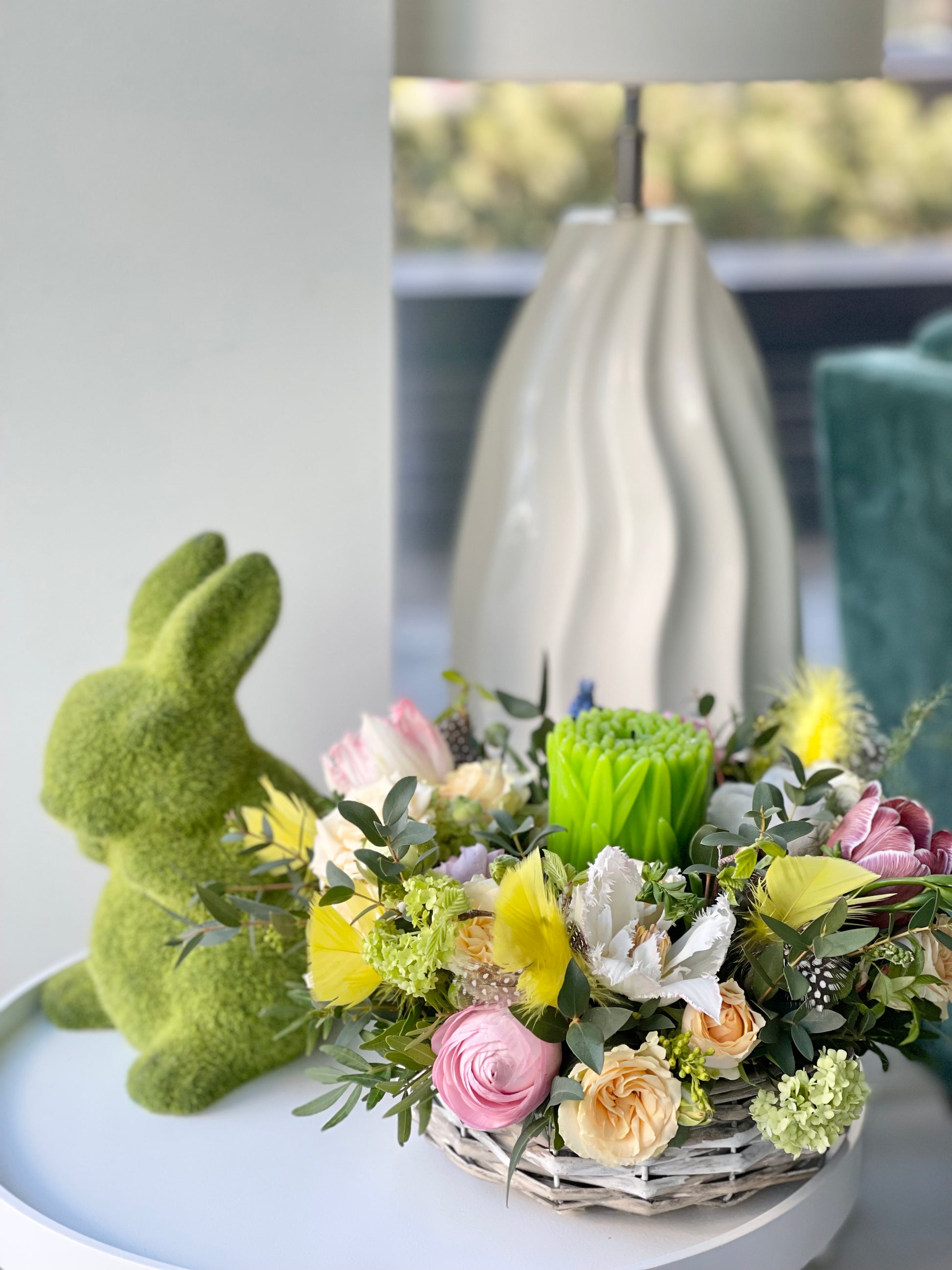 Авторский арт-букет / Signature bouquet by Best Florist in Tallinn includes seasonal flowers wrapped in waterproof paper, tied with branded ribbon, with a sticker and care instructions included.
