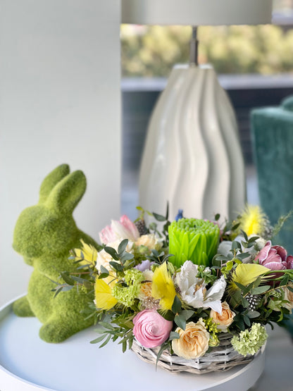 Авторский арт-букет / Signature bouquet by Best Florist in Tallinn includes seasonal flowers wrapped in waterproof paper, tied with branded ribbon, with a sticker and care instructions included.