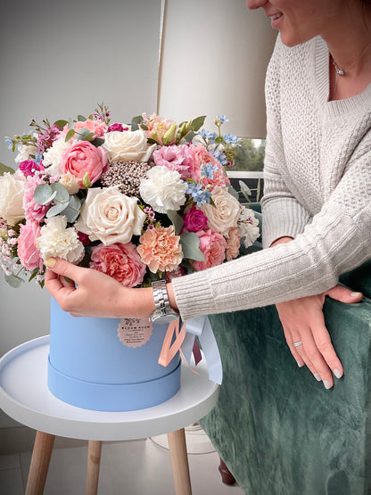 Kaunis lillekimp sinises karbis | Красивый цветочный букет в синей коробке | Beautiful flower arrangement in a blue box