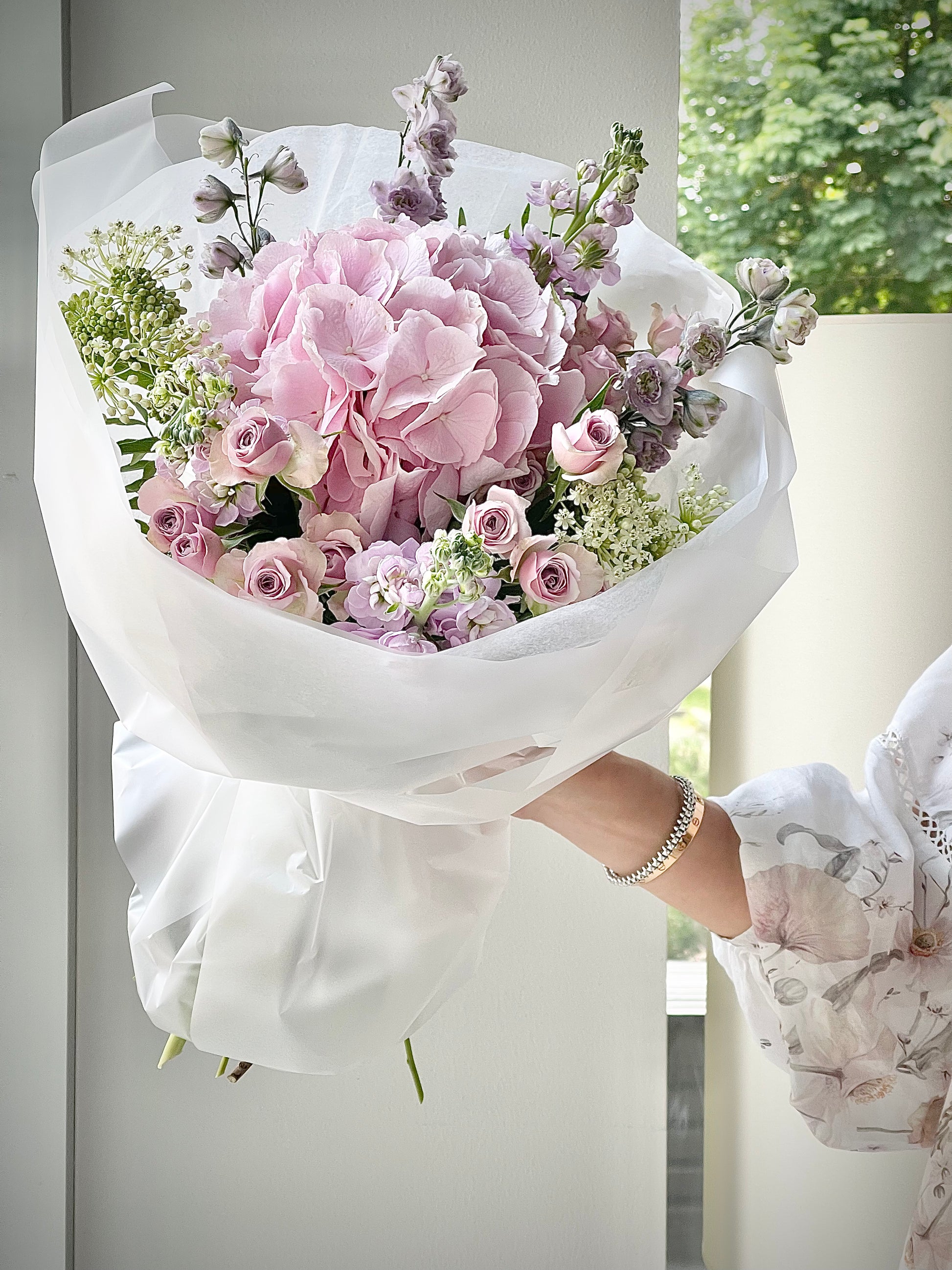Авторский арт-букет / Signature bouquet by Best Florist in Tallinn includes seasonal flowers wrapped in waterproof paper, tied with branded ribbon, with a sticker and care instructions included.