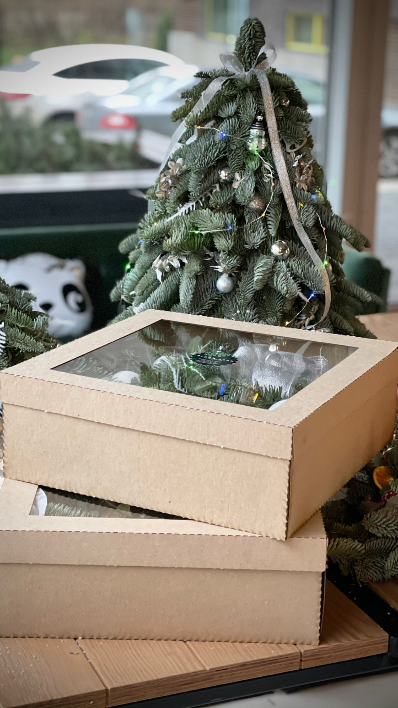 Jõulupuu dekoreeritud kinkekarpidega | Упакованные коробки для праздника с еловой гирляндой | Gift boxes for Christmas with a decorated fir tree