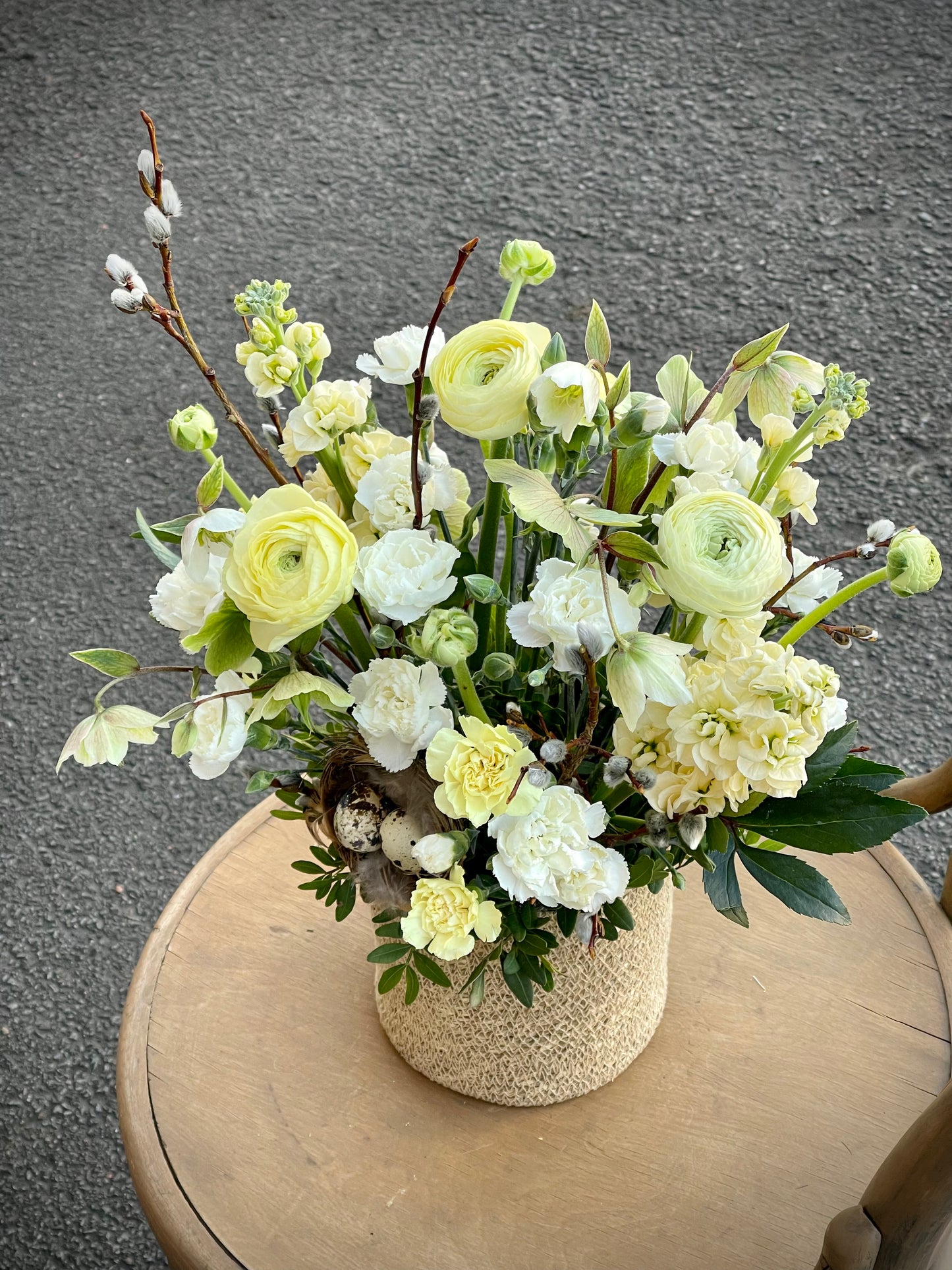 Авторский арт-букет / Signature bouquet by Best Florist in Tallinn includes seasonal flowers wrapped in waterproof paper, tied with branded ribbon, with a sticker and care instructions included.
