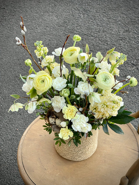 Авторский арт-букет / Signature bouquet by Best Florist in Tallinn includes seasonal flowers wrapped in waterproof paper, tied with branded ribbon, with a sticker and care instructions included.