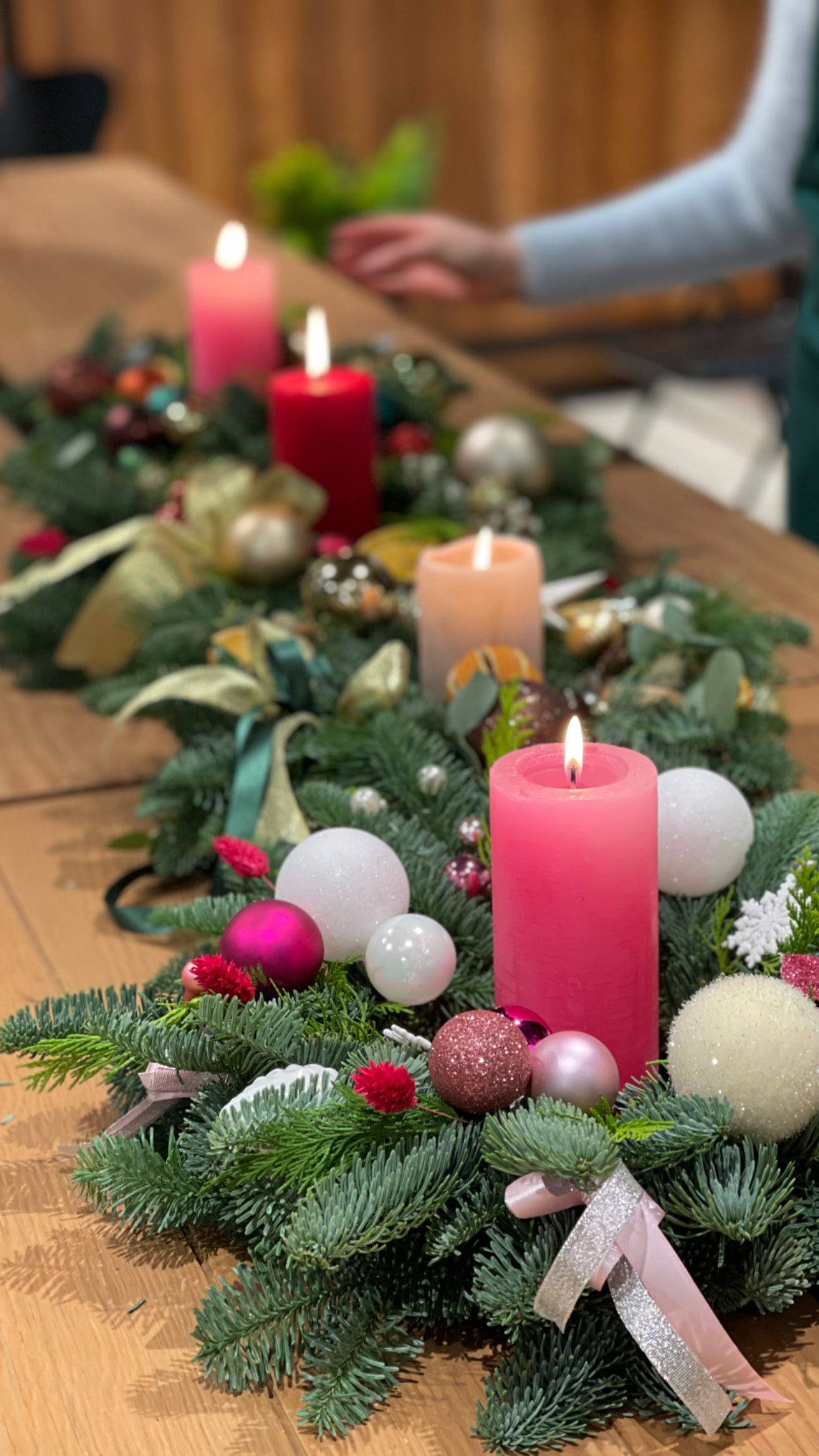 Jõuluvana kumavate küünalde ja dekoratiivsete elementidega pärg | Рождественский венок с горящей свечой и украшениями | Christmas wreath with glowing candles and decorative elements