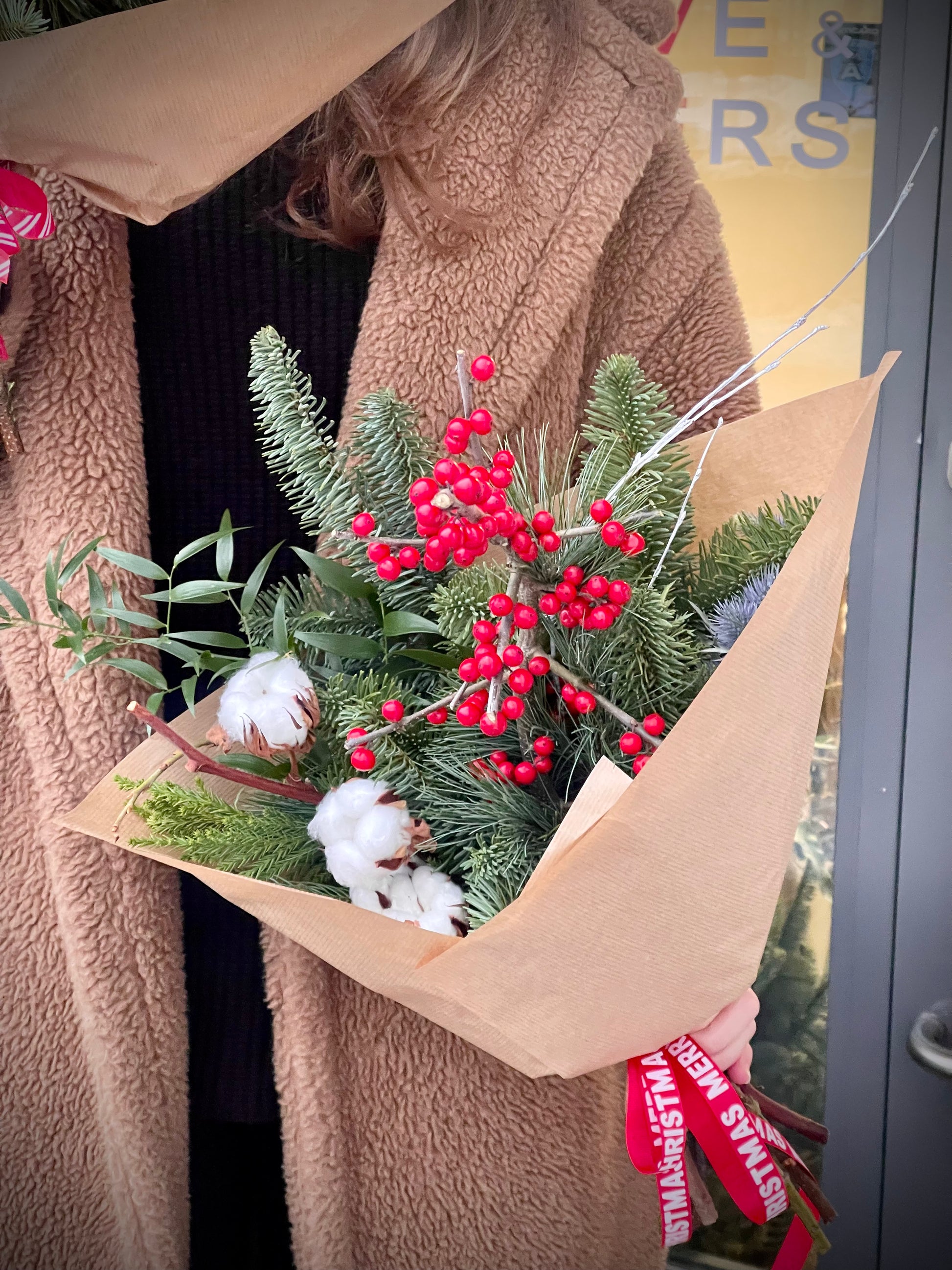 Авторский арт-букет / Signature bouquet by Best Florist in Tallinn includes seasonal flowers wrapped in waterproof paper, tied with branded ribbon, with a sticker and care instructions included.