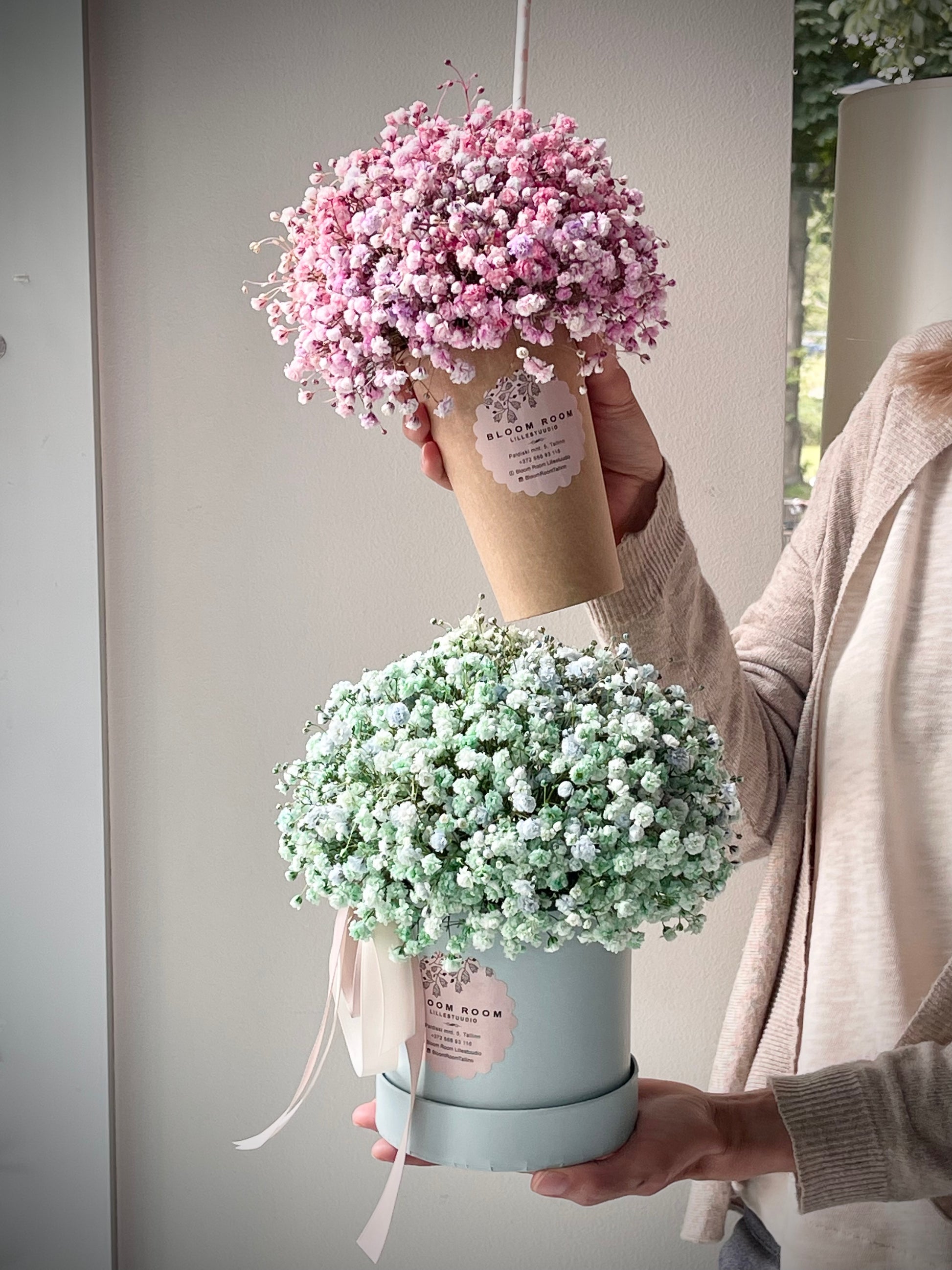 Авторский арт-букет / Signature bouquet by Best Florist in Tallinn includes seasonal flowers wrapped in waterproof paper, tied with branded ribbon, with a sticker and care instructions included.