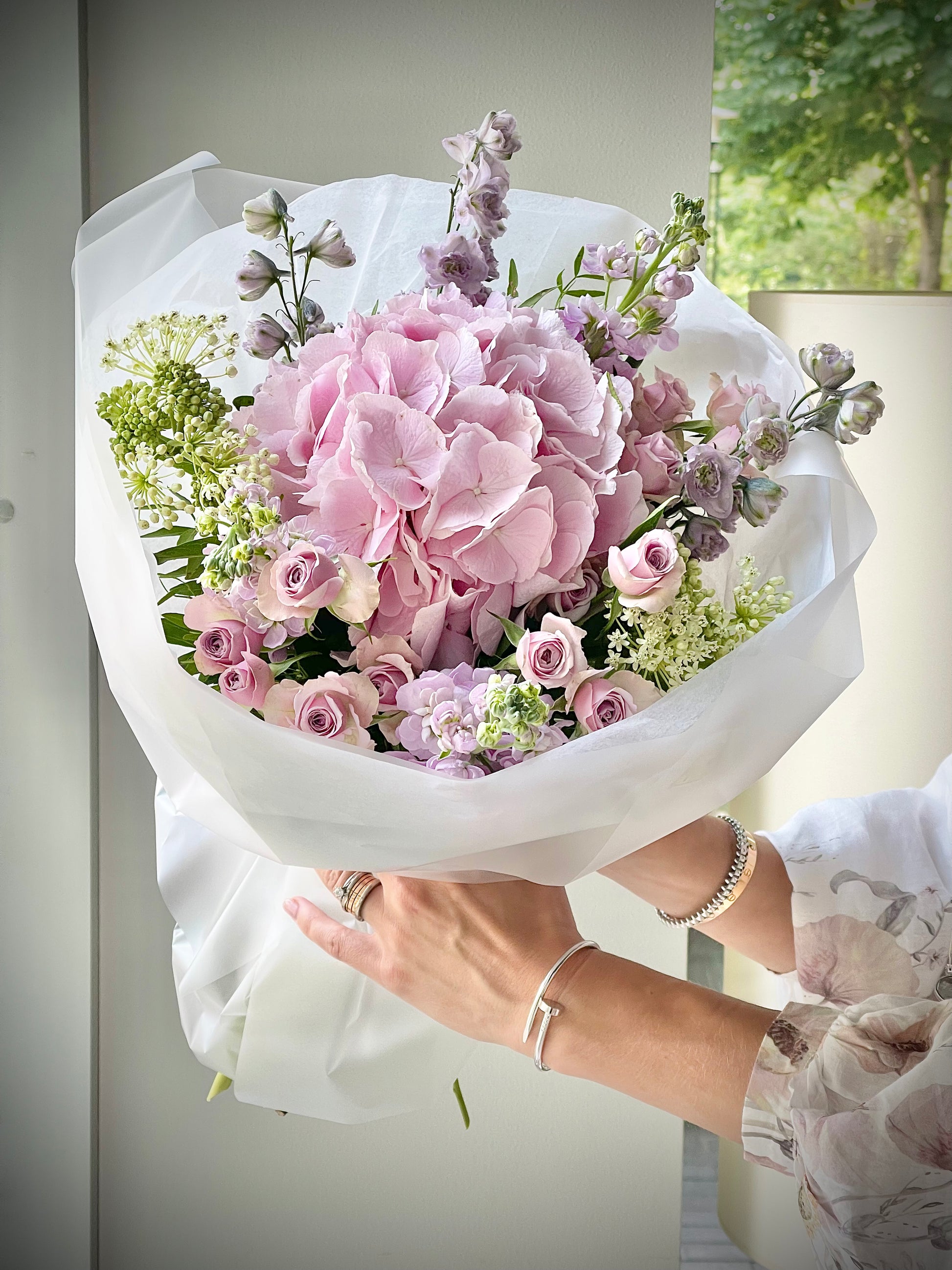 Авторский арт-букет / Signature bouquet by Best Florist in Tallinn includes seasonal flowers wrapped in waterproof paper, tied with branded ribbon, with a sticker and care instructions included.