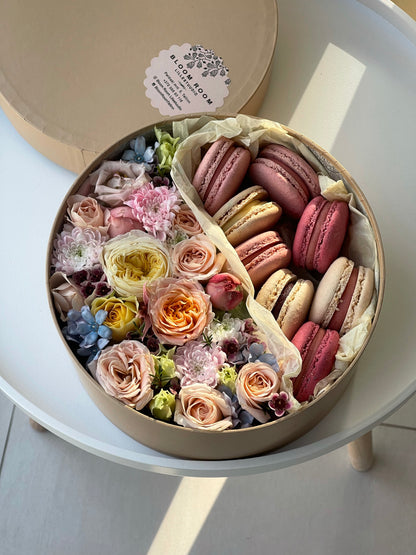 Авторский арт-букет / Signature bouquet by Best Florist in Tallinn includes seasonal flowers wrapped in waterproof paper, tied with branded ribbon, with a sticker and care instructions included.