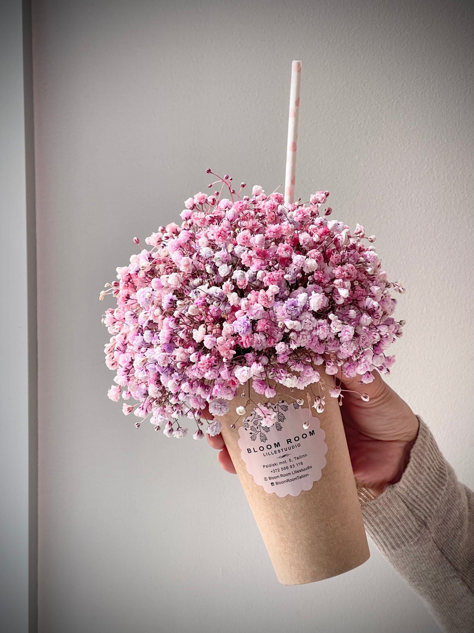 Авторский арт-букет / Signature bouquet by Best Florist in Tallinn includes seasonal flowers wrapped in waterproof paper, tied with branded ribbon, with a sticker and care instructions included.