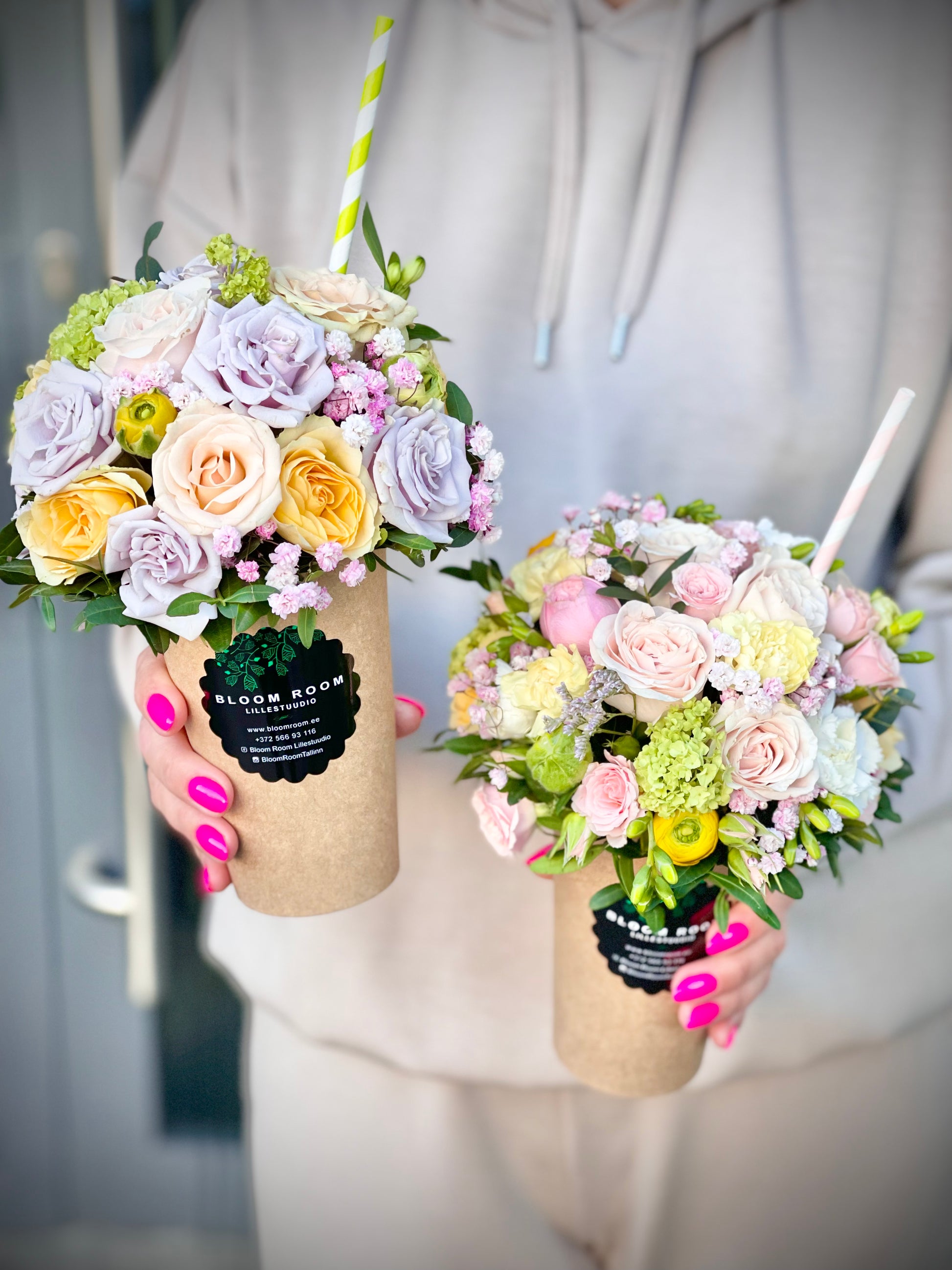 Авторский арт-букет / Signature bouquet by Best Florist in Tallinn includes seasonal flowers wrapped in waterproof paper, tied with branded ribbon, with a sticker and care instructions included.