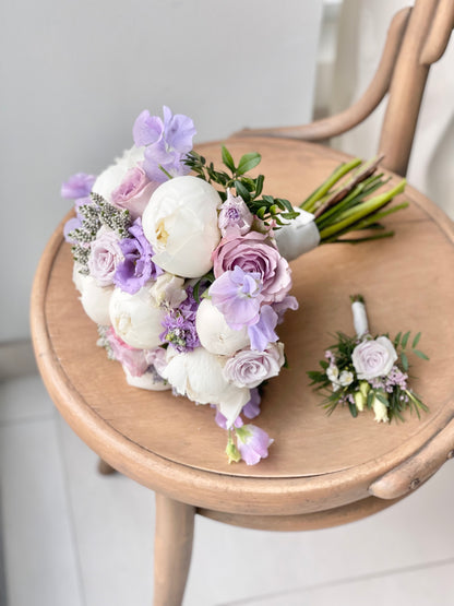 Авторский арт-букет / Signature bouquet by Best Florist in Tallinn includes seasonal flowers wrapped in waterproof paper, tied with branded ribbon, with a sticker and care instructions included.