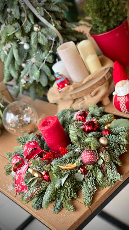 Jõuluvana pärg punaste kaunistustega | Рождественский венок с красными украшениями | Christmas wreath with red decorations